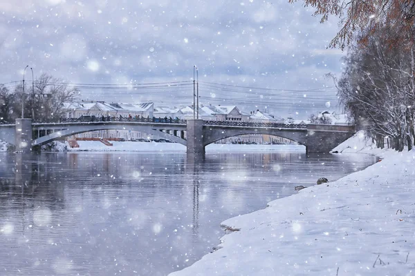 Vista Invernale Terrapieno Paesaggistico Del Fiume Città Paesaggio Novembre — Foto Stock