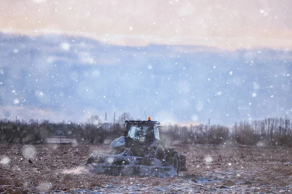 Traktor Feld Ackerland Winterlandwirtschaft Landschaft Saisonale Arbeit Einem Verschneiten Feld — Stockfoto