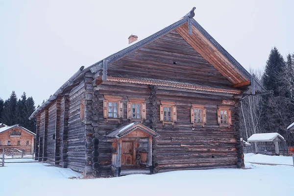 村の冬 季節の風景 レリーフ 丘陵の景色木造住宅雪景色 — ストック写真