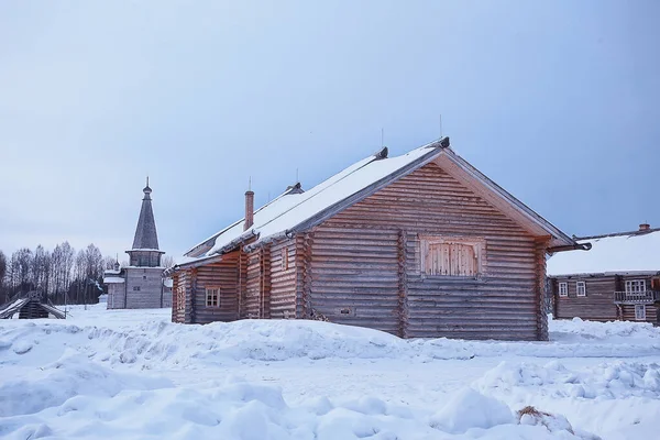 村の冬 季節の風景 レリーフ 丘陵の景色木造住宅雪景色 — ストック写真