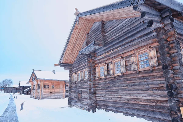 村の冬 季節の風景 レリーフ 丘陵の景色木造住宅雪景色 — ストック写真