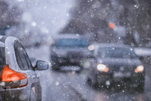 Vista Carretera Invierno Desde Coche Tráfico Ciudad Estacional Mal Tiempo —  Fotos de Stock