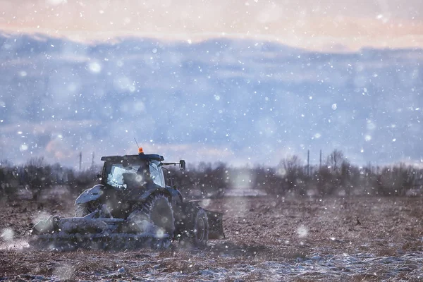 Traktor Feld Ackerland Winterlandwirtschaft Landschaft Saisonale Arbeit Einem Verschneiten Feld — Stockfoto