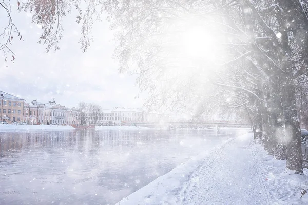 森の中の吹雪風景の上の冬の森に降る抽象的な背景の雪片 — ストック写真