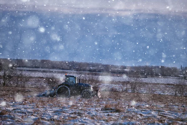 Traktor Feld Ackerland Winterlandwirtschaft Landschaft Saisonale Arbeit Einem Verschneiten Feld — Stockfoto