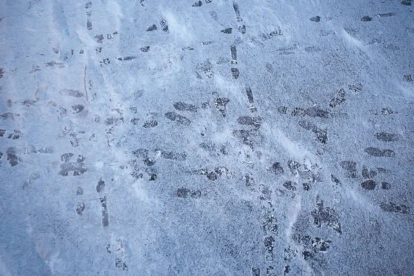 Spuren Asphalt Schnee Eis Menschliche Spuren Von Schuhen Schneewetter — Stockfoto