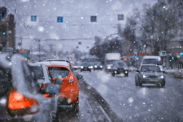 車から見た冬の道季節の交通北の街の悪天候 — ストック写真