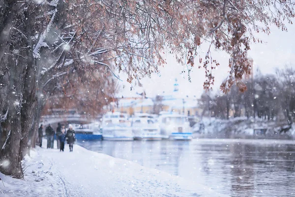 Widok Zimowy Nasyp Rzeki Mieście Krajobraz Listopadowy — Zdjęcie stockowe