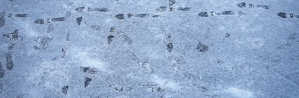 Spuren Asphalt Schnee Eis Menschliche Spuren Von Schuhen Schneewetter — Stockfoto