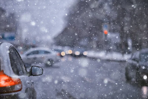 Blick Auf Die Winterstraße Aus Dem Auto Verkehr Der Saisonalen — Stockfoto