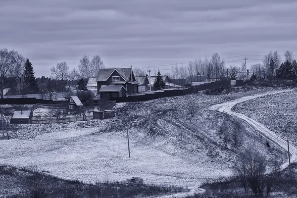 村の冬 季節の風景 レリーフ 丘陵の景色木造住宅雪景色 — ストック写真