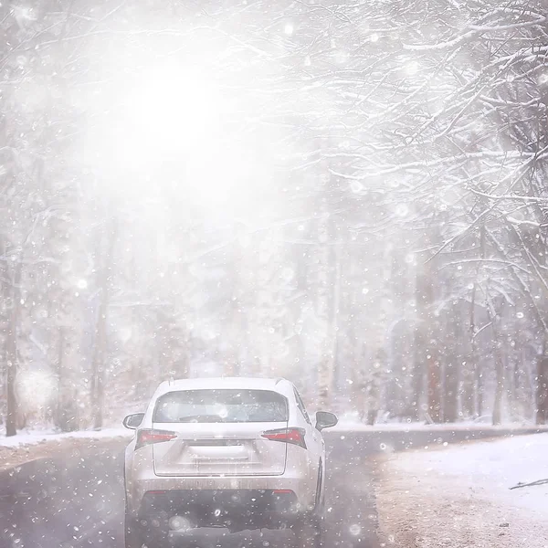 車から見た冬の道季節の交通北の街の悪天候 — ストック写真
