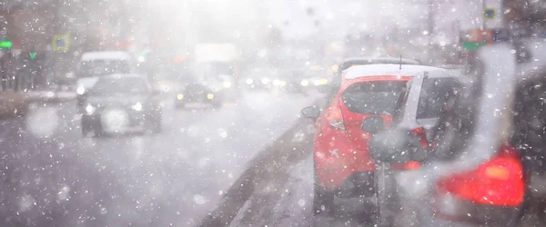 Vista Carretera Invierno Desde Coche Tráfico Ciudad Estacional Mal Tiempo —  Fotos de Stock