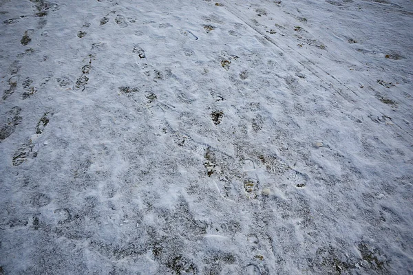 Spuren Asphalt Schnee Eis Menschliche Spuren Von Schuhen Schneewetter — Stockfoto