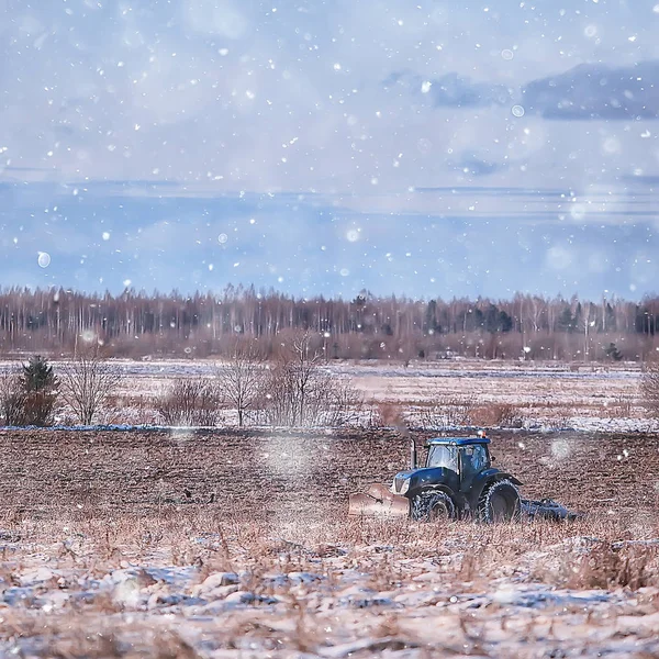 Traktor Feld Ackerland Winterlandwirtschaft Landschaft Saisonale Arbeit Einem Verschneiten Feld — Stockfoto