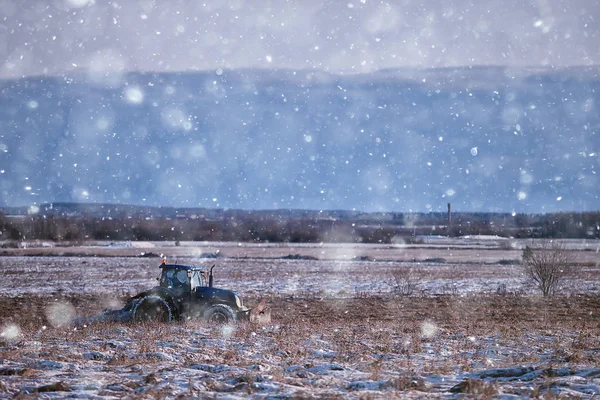 Traktor Feld Ackerland Winterlandwirtschaft Landschaft Saisonale Arbeit Einem Verschneiten Feld — Stockfoto