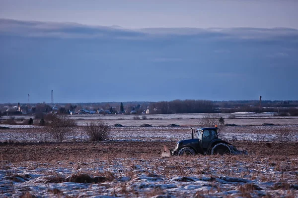 Trattore Campo Seminativo Inverno Agribusiness Paesaggio Stagionale Lavoro Campo Innevato — Foto Stock