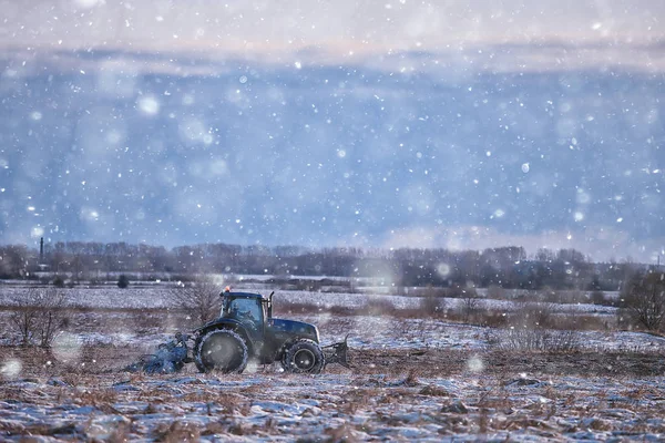 Traktor Feld Ackerland Winterlandwirtschaft Landschaft Saisonale Arbeit Einem Verschneiten Feld — Stockfoto