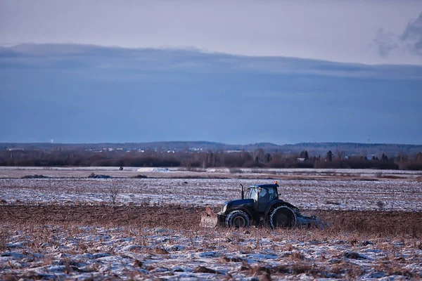 Trattore Campo Seminativo Inverno Agribusiness Paesaggio Stagionale Lavoro Campo Innevato — Foto Stock