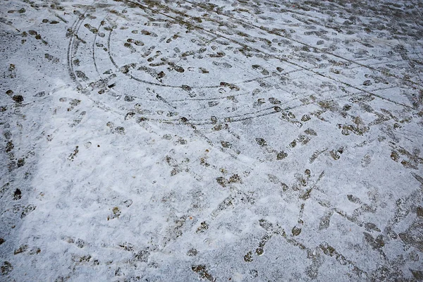 Spuren Asphalt Schnee Eis Menschliche Spuren Von Schuhen Schneewetter — Stockfoto