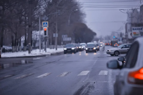 Осеннее Движение Городе Автомобили Вид Кабины Трассу Мрачный Осенний День — стоковое фото