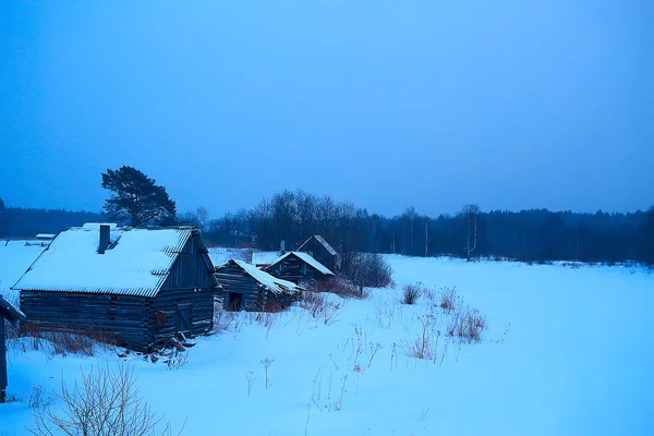 Winter Dorf Saisonale Landschaft Relief Hügelige Aussicht Holzhäuser Verschneite Landschaft — Stockfoto