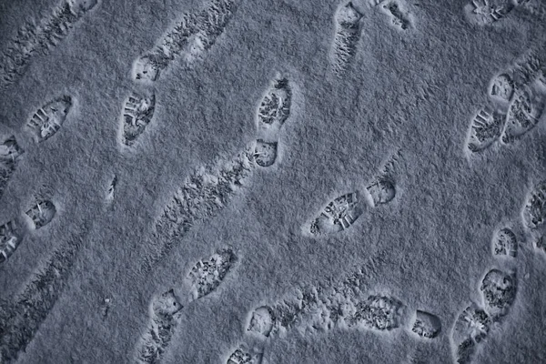 Spuren Asphalt Schnee Eis Menschliche Spuren Von Schuhen Schneewetter — Stockfoto