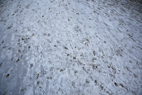 Tracks Asfalt Sneeuw Ijs Menselijke Sporen Van Schoenen Sneeuw Weer — Stockfoto