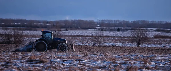 Traktor Feld Ackerland Winterlandwirtschaft Landschaft Saisonale Arbeit Einem Verschneiten Feld — Stockfoto