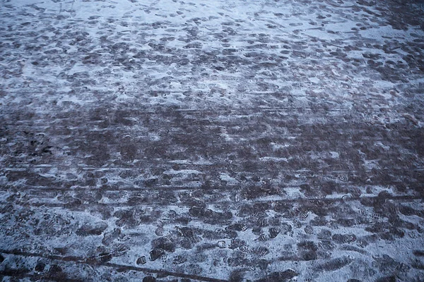 Faixas Asfalto Neve Gelo Trilhas Humanas Sapatos Tempo Neve — Fotografia de Stock