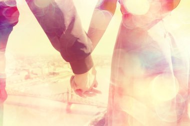 Bahar yürüyüşü yapan adam ve kız manzaralı, çiftler şehir manzaralı.