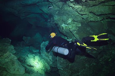 Cenotes 'a dalış, Meksika' ya, tehlikeli mağaralara Yucatan 'a dalış, karanlık mağaralara sualtı manzarası.