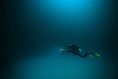 Cenote Angelita, Meksika, mağara dalışı, sualtı macerası, deniz altı sisi altındaki manzara.