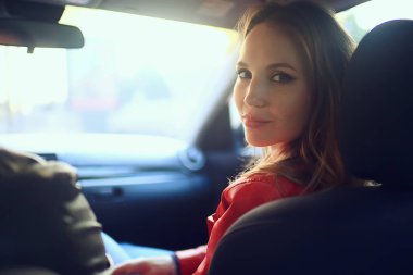 Bir araba kızıyla bahar gezisi.