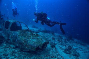 Batık uçak dalışı, uçak kazası, kaza, su altında arama, kaza, dalgıçlar.