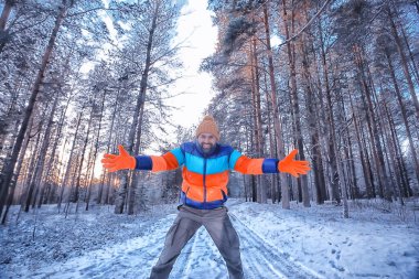 Mutlu adam kış ormanı el sallıyor, kış manzarası, ekstrem spor turizmi