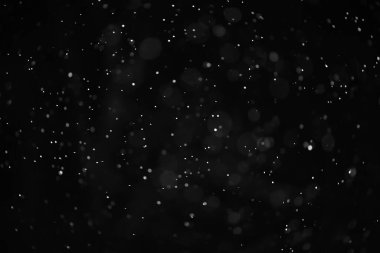 Kar siyah arkaplan soyut dokusu, gökyüzüne düşen kar taneleri