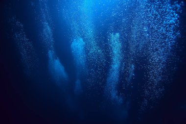 Suyun altındaki hava kabarcıkları arka planda dalış yapan doğa su altında soyut arkaplan