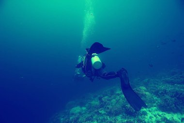 Çamurlu, temiz suda bir grup dalgıç, tehlikeli bir dalış.