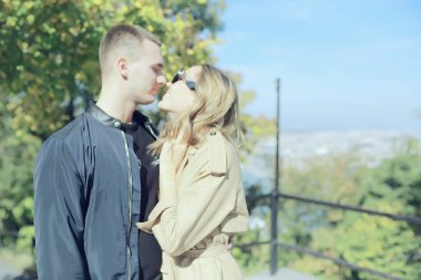 Sevgili çiftler Budapeşte yürüyüşü, bahar manzarası Hungary 'nin başkenti, erkek ve kadın turistler