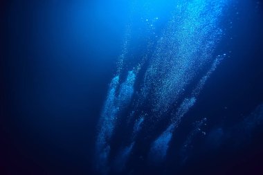 Suyun altındaki hava kabarcıkları arka planda dalış yapan doğa su altında soyut arkaplan