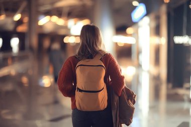 İstasyonda sırt çantalı turist kız, bahar gezisi.