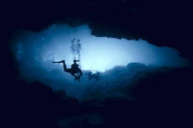 Cenotes 'a dalış, Meksika' ya, tehlikeli mağaralara Yucatan 'a dalış, karanlık mağaralara sualtı manzarası.