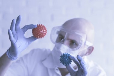 Doktor Coronavirus testi, konsept virüsü, salgın, taklit laboratuvarı biyolojik tehlike