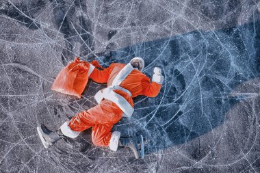 Noel Baba gölün buzunda kayıyor, kayıyor, yatıyor, Noel Baba eziği.