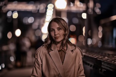 Paltolu kız, bahar bakışı, Budapeşte 'de gece yürüyüşü zincir köprü manzarası