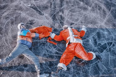 Adam Noel Baba 'dan hediyeler alıyor, gölün buzunda kayıyor, Noel Baba' yı soyuyor.