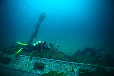 Gemi enkazı dalış arazisi suyun altında, eski gemi dipte, hazine avı