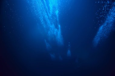 Suyun altındaki hava kabarcıkları arka planda dalış yapan doğa su altında soyut arkaplan