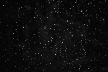 Kar siyah arkaplan soyut dokusu, gökyüzüne düşen kar taneleri